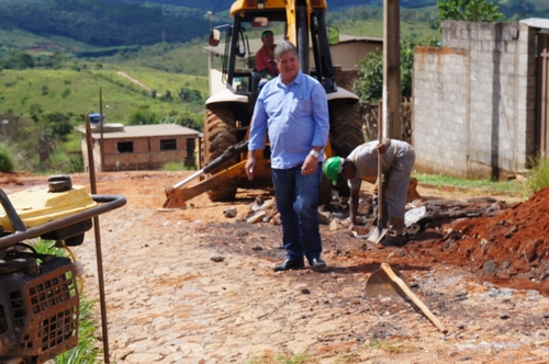 Prossegue obra de sistema de esgotamento sanitário no Lima Dias