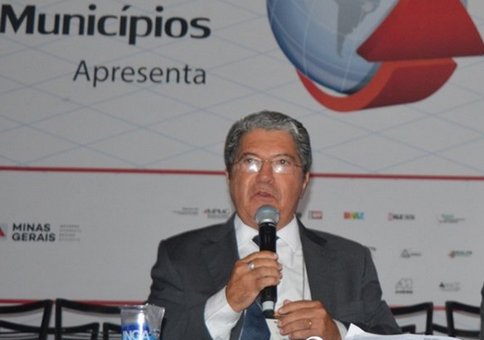 Zelinho media discussão sobre barragens e mineração durante Congresso da AMM