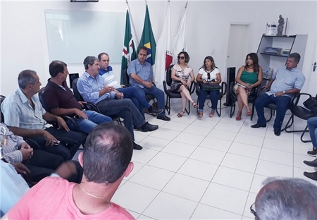 Prefeitos da região discutem crise e volta às aulas
