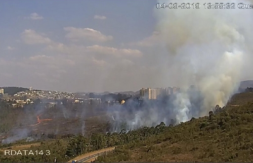 Fumaça de incêndio às margens da rodovia fecha BR 040