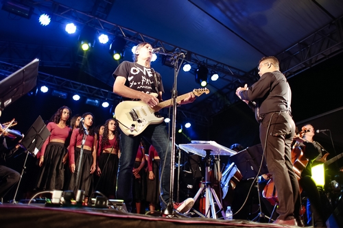 Orquestra e Coro do Garoto Cidadão de Congonhas se apresentam com a Banda 14 Bis