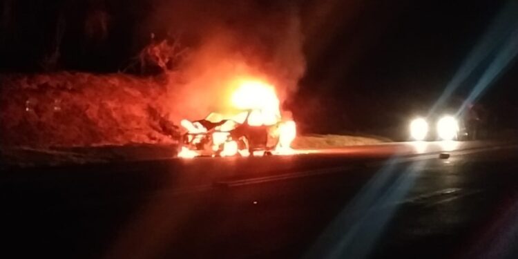 Homem morre atropelado e carro pega fogo na 040