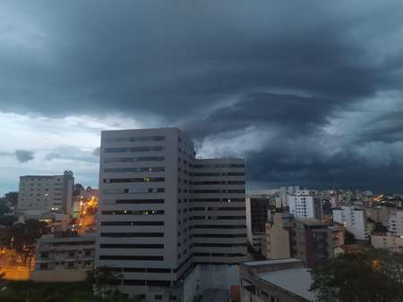 Temporal provoca desabamento de casa e deixa quatro pessoas desalojadas