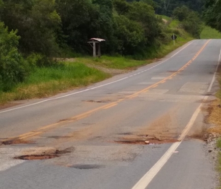Buracos e descaso aumentam na MG 482