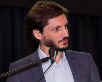 Palestra com cientista político Adriano Gianturco lota o auditório da FDCL