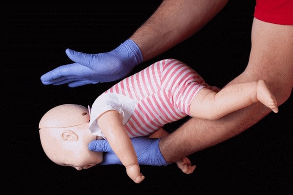 Bebê de cinco dias de vida é salva por bombeiros após obstrução respiratória