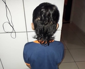 Mãe afirma que filho sofreu bullyng em escola por usar cabelo comprido