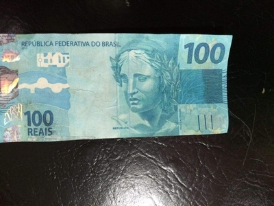Cliente paga cachorro-quente com nota  de cem reais falsa
