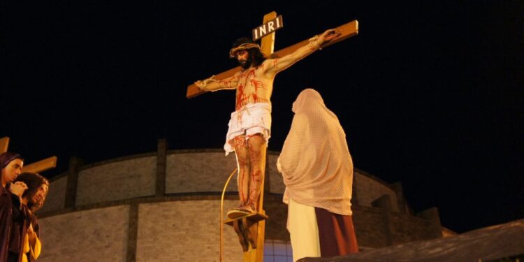 Paixão de Cristo da Matriz será encenada por 100 atores e figurantes em Lafaiete