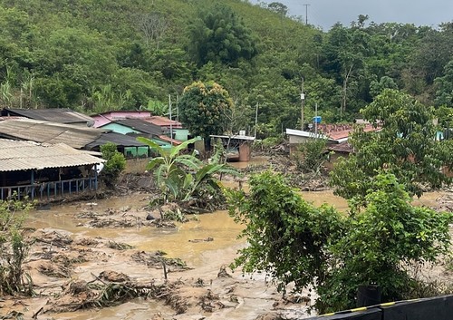 Temporal alaga casas, deixa desalojados e destrói pontes na região