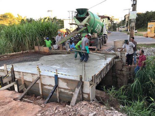Prefeitura está recuperando a ponte da rua Francisco Lobo
