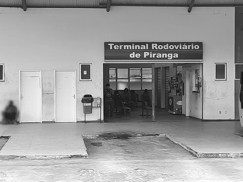 Passageiros de Piranga reclamam de suspensão de serviço e empresa de ônibus alega más condições da estrada