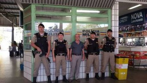Homens quebram vidraça de posto da PM durante briga