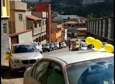 Comerciantes protestam na porta de prefeito por abertura de lojas