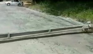 Poste é derrubado e moradores ficam sem  energia elétrica na rua Francisco Lobo