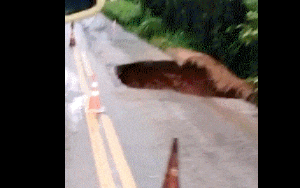 Pista cede e abre cratera na estrada entre Desterro do Melo e Alto Rio Doce