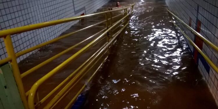 Temporal em Lafaiete causa alagamentos e derruba muro da MRS