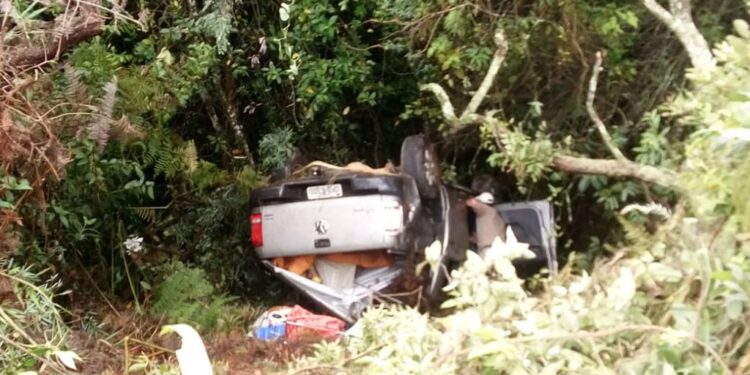 Carro com quatro ocupantes cai em ribanceira