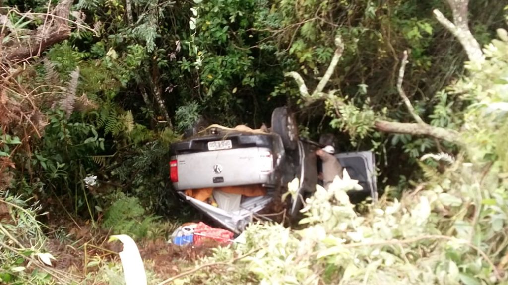 Carro com quatro ocupantes cai em ribanceira