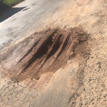 Prefeitura de Lafaiete faz tapa-buraco com terra