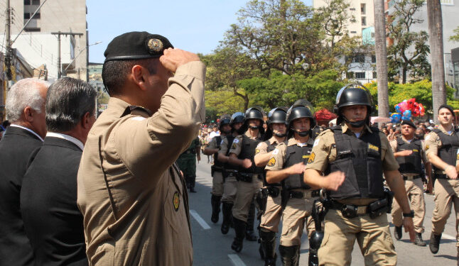 Galeria do desfile militar em Lafaiete