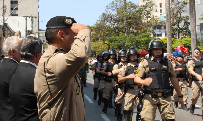 Galeria do desfile militar em Lafaiete