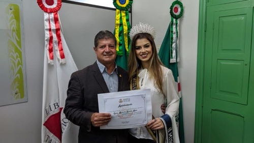 Representante de Lafaiete no Miss Brasil Nações é recebida pelo prefeito