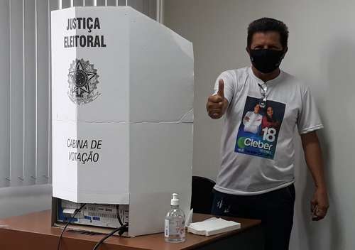 Candidatos Cleber da Caixa e Talysson Zebral já votaram