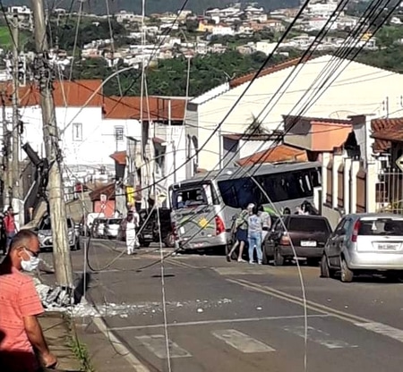 Homem usa micro-ônibus para atingir casa de ex