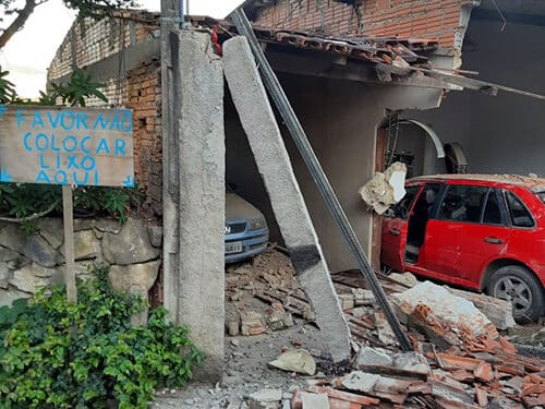 Carro desgovernado invade casa