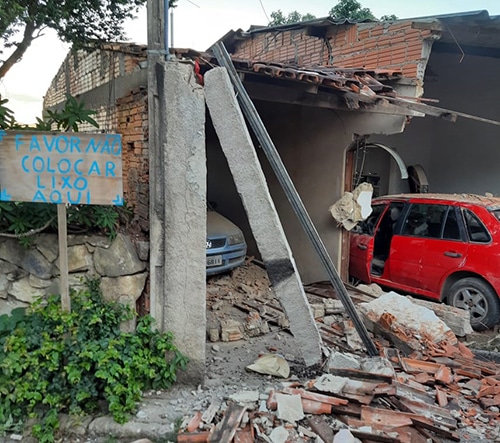 Carro desgovernado invade casa