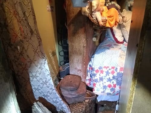 Parede de casa desaba e mulher fica presa nos escombros