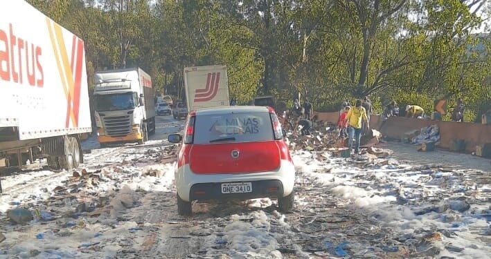 Carreta tomba na 040 e espalha produtos de limpeza na pista