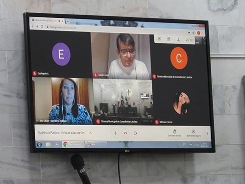 Audiência para discutir volta as aulas tem invasão de hacker, protesto e interrupções