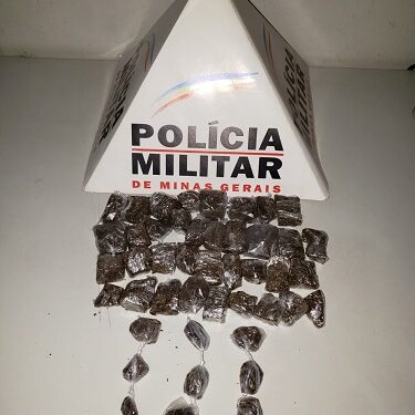 Suspeito de tráfico é preso com 37 pinos de cocaína