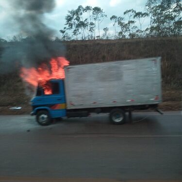 Caminhão pega fogo e trecho da BR-040 fica interditado