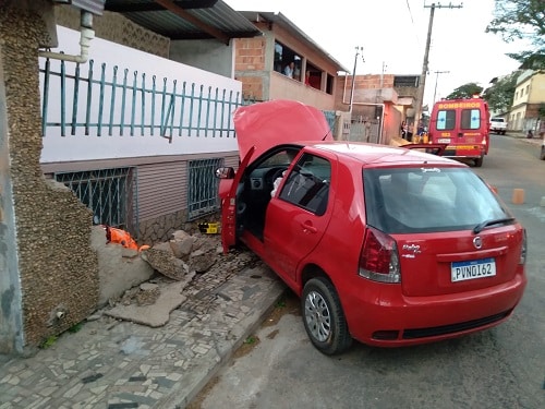 Carro bate contra muro de casa no São Dimas
