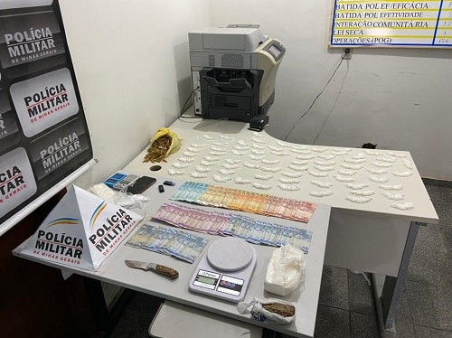 Duas pessoas são presas com mais de 700 pinos de cocaína