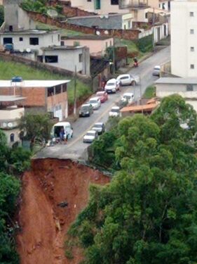 Rua de Lafaiete sofre deslizamentos, abre cratera e coloca casas em risco