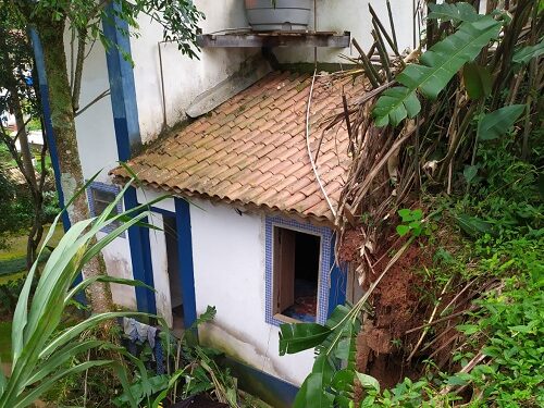 Parte de rua corre risco de desmoronar e muro desaba em decorrência das chuvas
