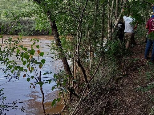 Homem morre afogado em rio durante pescaria