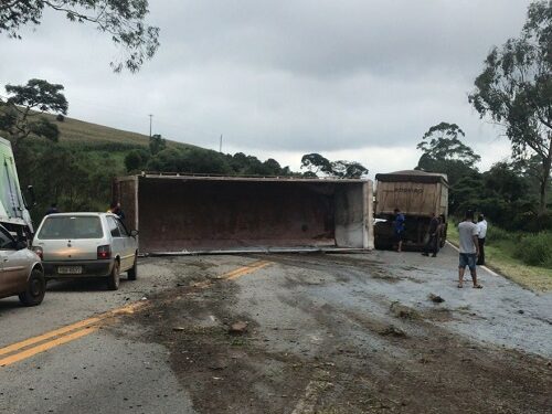 Acidente com carreta interdita trecho da BR-040