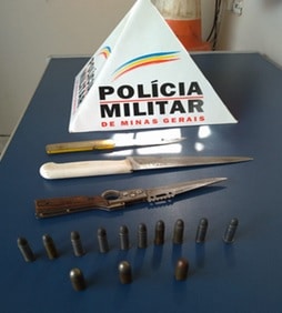 Homem suspeito de violência doméstica é preso e PM apreende armas brancas e munições