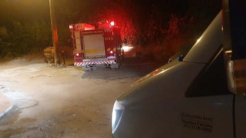Homem se envolve em briga, rola em talude e acaba com cano de ferro encravado na perna