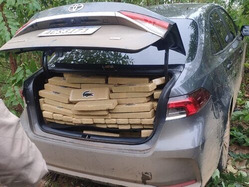 PM persegue veículos suspeitos, prende dupla e apreende carro com dezenas de tabletes de drogas