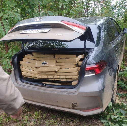 PM persegue veículos suspeitos, prende dupla e apreende carro com dezenas de tabletes de drogas