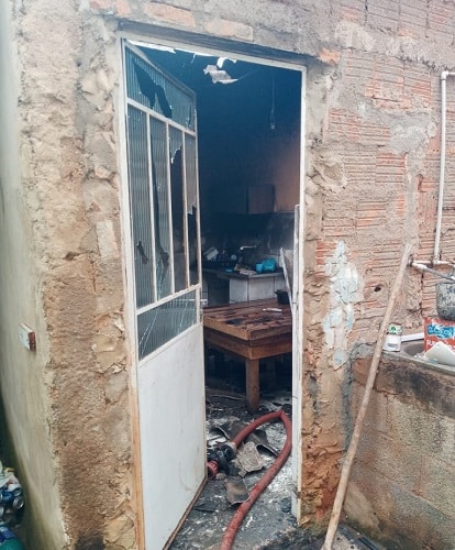 Vela acesa em cima de geladeira causa incêndio