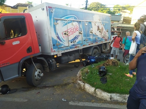 Acidente entre motocicleta e caminhão deixa homem ferido