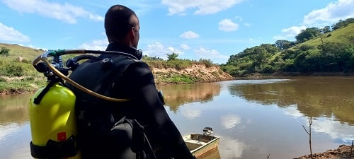 Homem se afoga enquanto pescava em rio e Corpo de Bombeiros está buscando pela vítima