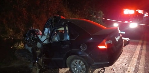 Homem morre em acidente envolvendo caminhão baú e veículo de passeio